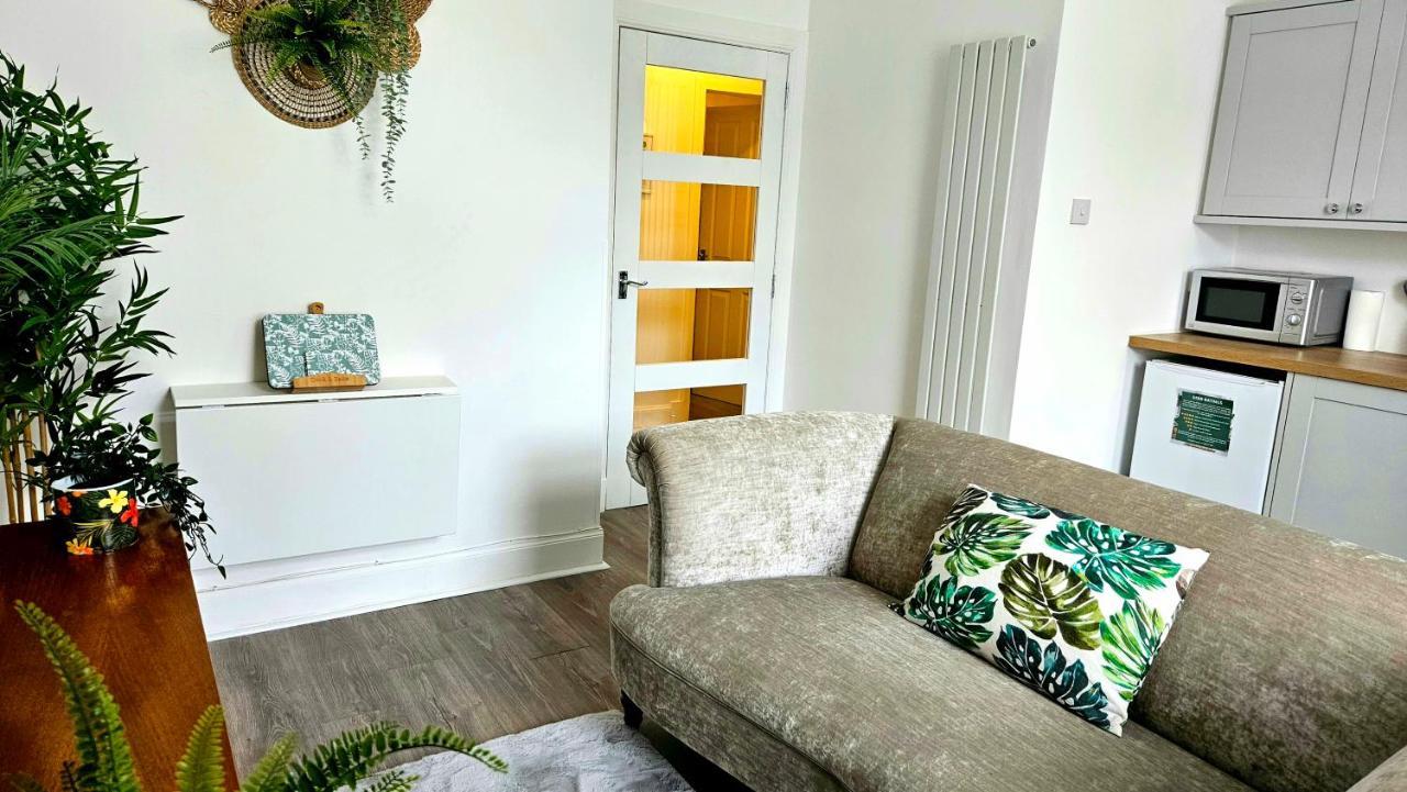 The Ferns - Shared Garden Apartment With Parking Darvel Luaran gambar