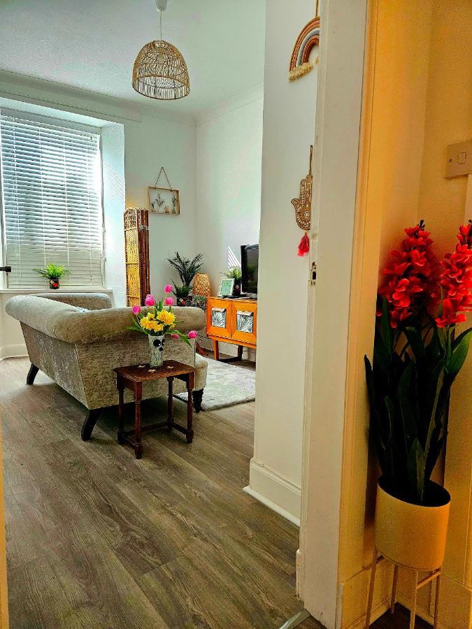 The Ferns - Shared Garden Apartment With Parking Darvel Luaran gambar